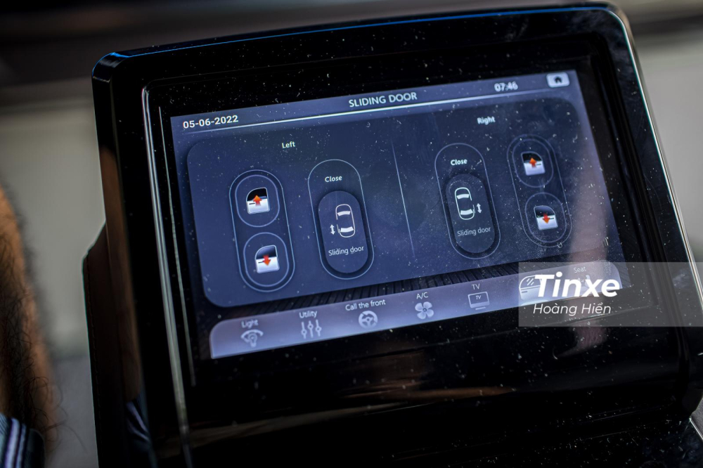 Nhiều tiện nghi được t&iacute;ch hợp tr&ecirc;n m&agrave;n h&igrave;nh cảm ứng ở bệ t&igrave; tay h&agrave;ng ghế 2.