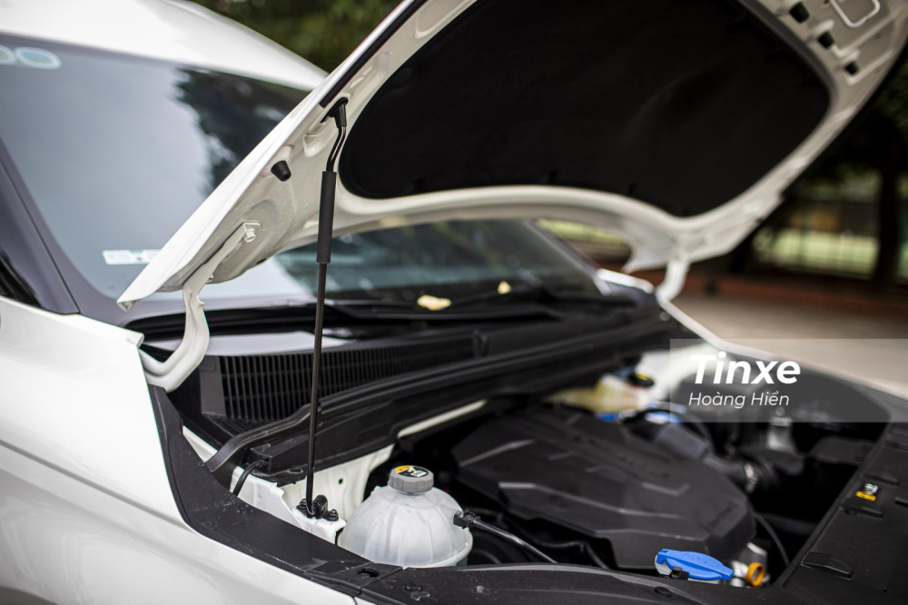 Nắp ca-p&ocirc; kh&ocirc;ng c&oacute; ti thuỷ lực m&agrave; vẫn d&ugrave;ng cần đỡ.