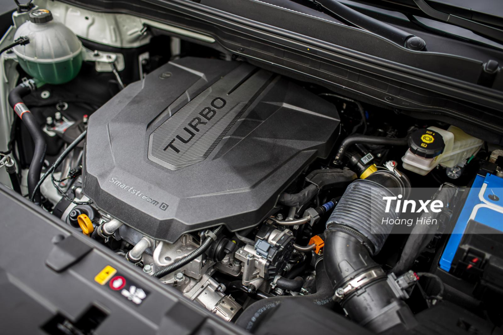 Chiếc KIA Carnival Royal sử dụng động cơ dầu tăng &aacute;p 2.2L