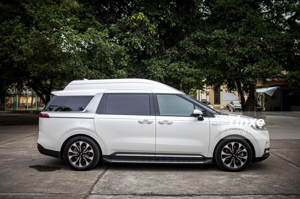 KIA Carnival Royal c&oacute; chiều cao xe hơn hẳn c&aacute;c phi&ecirc;n bản kh&aacute;c