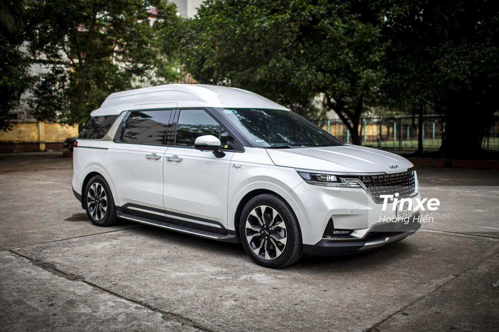 KIA Carnival Royal vẫn sở hữu những đường n&eacute;t đặc trưng