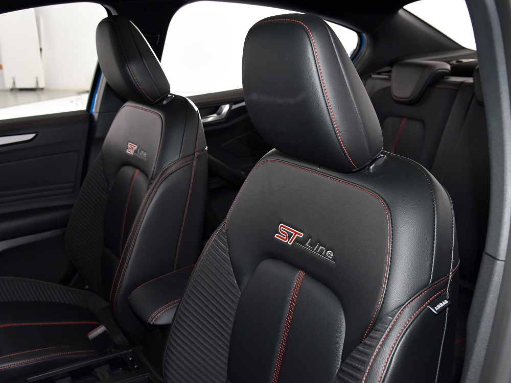 Ghế của Ford Focus 2022 phiên bản ST Line có logo riêng Ghế của Ford Focus 2022 phiên bản ST Line có logo riêng