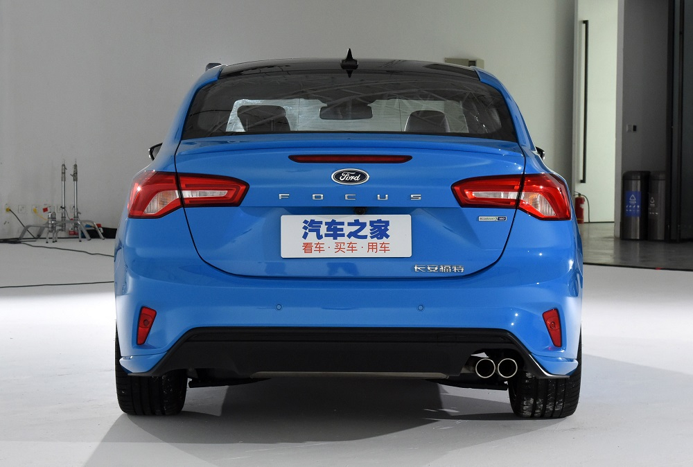 2 ống xả phía sau của Ford Focus 2022 phiên bản ST Line 2 ống xả phía sau của Ford Focus 2022 phiên bản ST Line