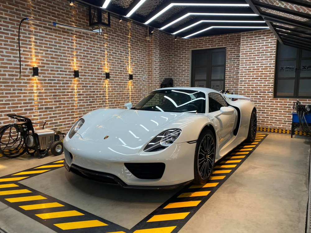 Porsche 918 Spyder l&uacute;c mới về nước thuộc sở hữu của 1 cặp vợ chồng hot girl 9X ở G&ograve; Vấp