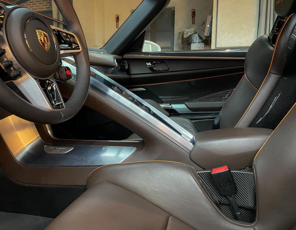 To&agrave;n cảnh khoang l&aacute;i xe Porsche 918 Spyder 
