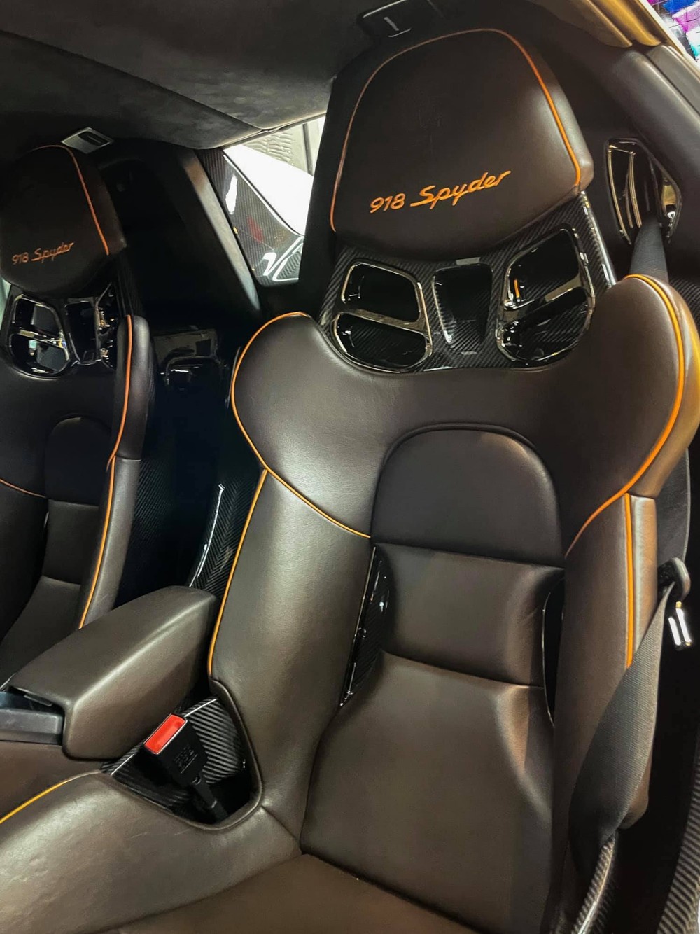 Nội thất xe Porsche 918 Spyder của &ocirc;ng Đặng L&ecirc; Nguy&ecirc;n Vũ