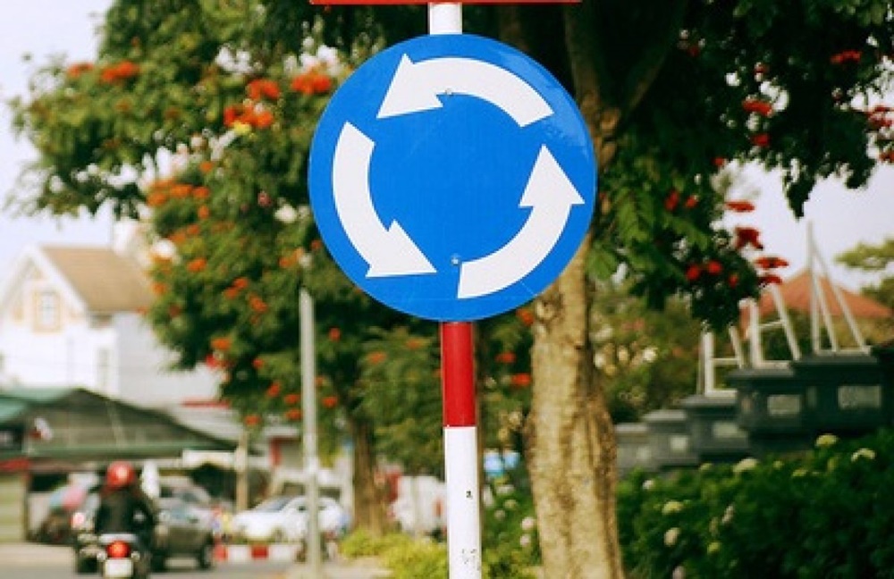 Ra vào vòng xuyến (bùng binh) không bật xi nhan có bị phạt không?