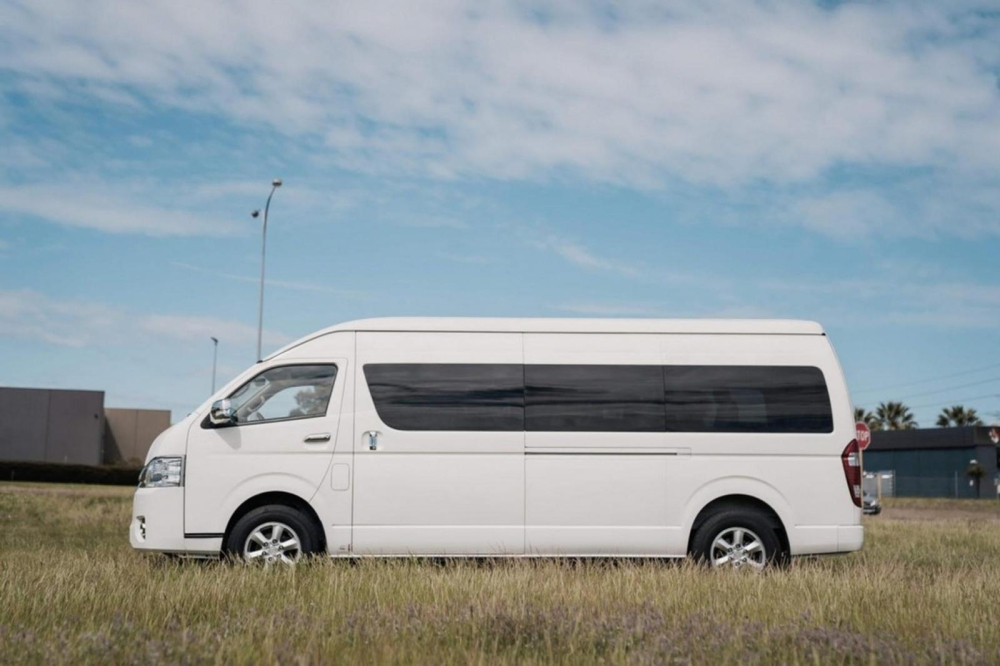 Joylong E6 có kích thước lớn hơn Toyota Hiace Joylong E6 có kích thước lớn hơn Toyota Hiace