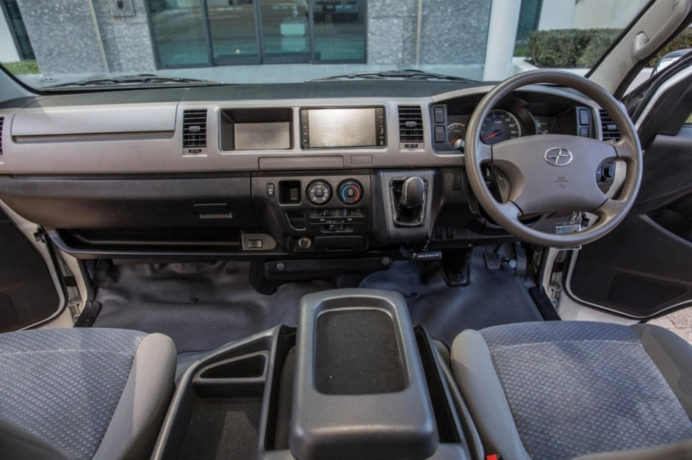 Nội thất của Joylong E6 cũng nhái thiết kế của Toyota Hiace Nội thất của Joylong E6 cũng nhái thiết kế của Toyota Hiace