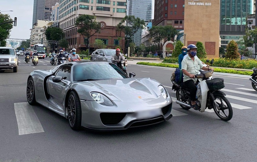 Porsche 918 Spyder màu xám Liquid Metal Silver dạo phố Sài thành Porsche 918 Spyder màu xám Liquid Metal Silver dạo phố Sài thành