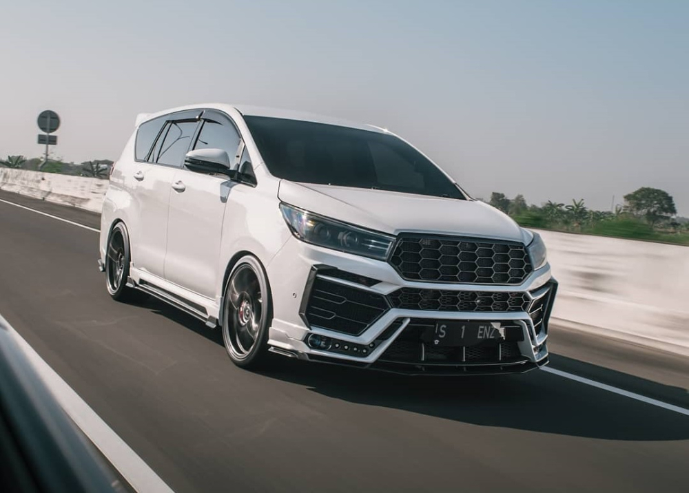 Chiếc Toyota Innova độ theo phong c&aacute;ch si&ecirc;u xe Lamborghini Urus ở Indonesia