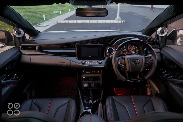Nội thất thể thao hơn của chiếc Toyota Innova độ