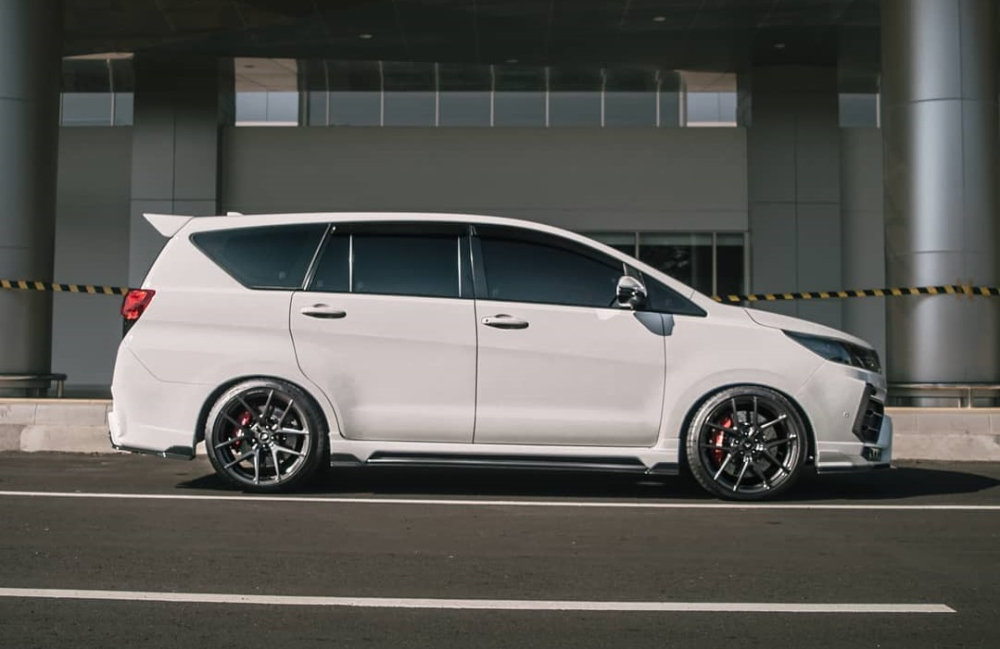 Chiếc Toyota Innova độ nh&igrave;n từ b&ecirc;n sườn