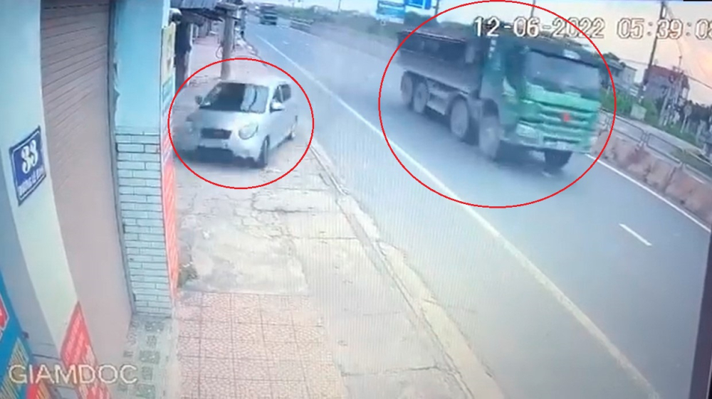 Chiếc xe ben đẩy &ocirc; t&ocirc; con Kia Morning v&agrave;o nh&agrave; d&acirc;n khiến 1 người tử vong rồi bỏ chạy