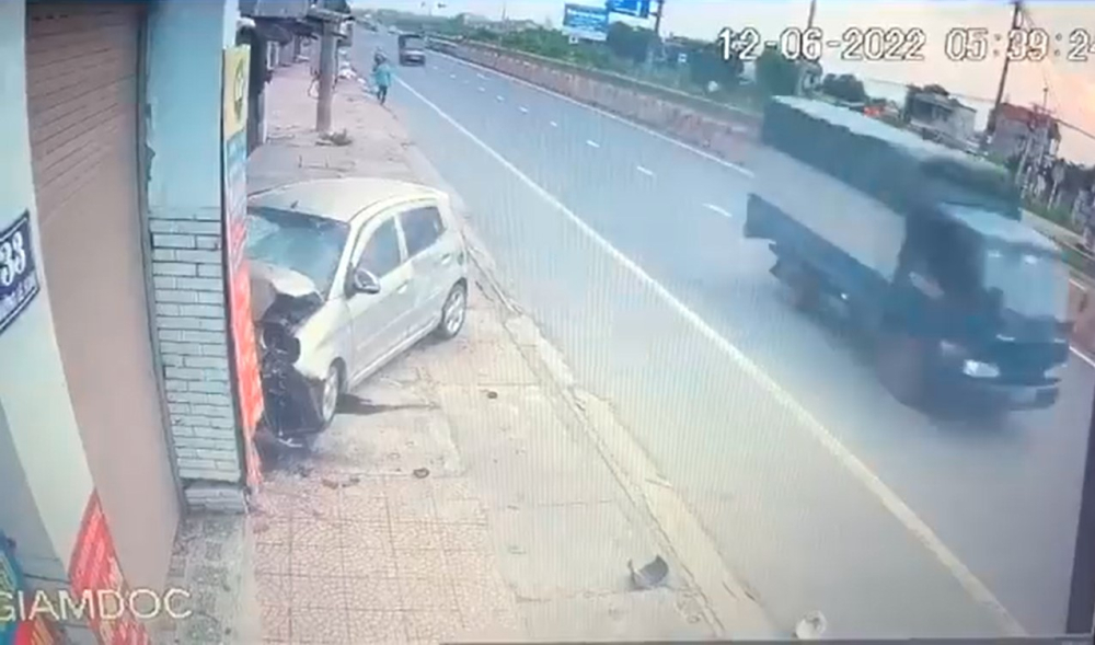 Chiếc &ocirc; t&ocirc; Kia Morning bị hư hỏng nặng phần đầu xe