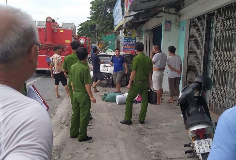 Lực lượng chức năng c&oacute; mặt tại hiện trường vụ tai nạn