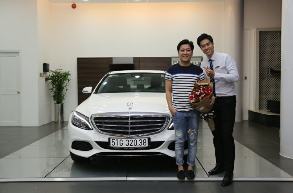 Trường Giang lúc mua xe Mercedes-Benz C250 Exclusive 