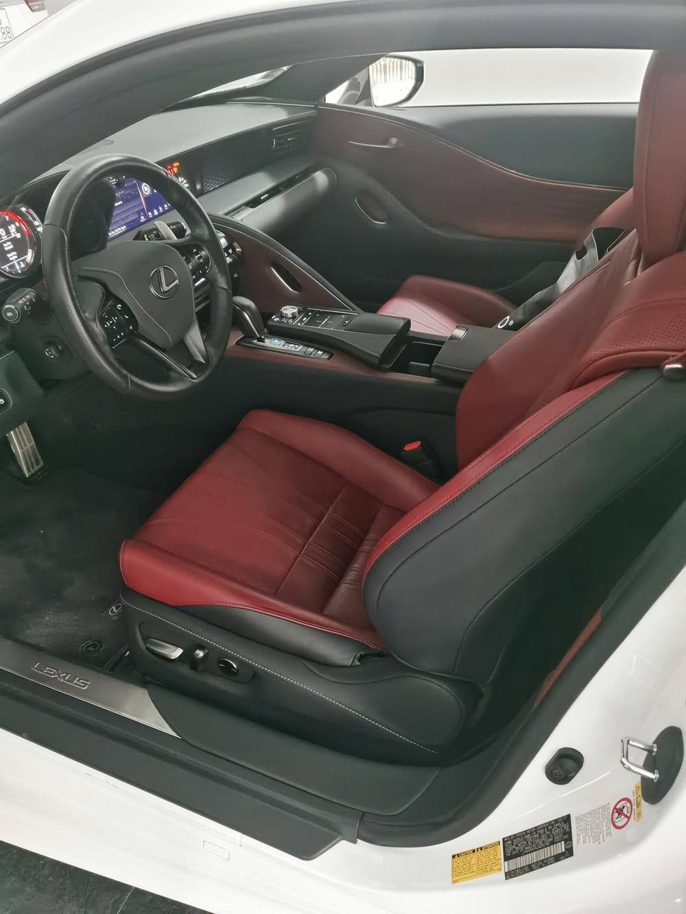 Cận cảnh khoang lái xe Lexus LC 500h