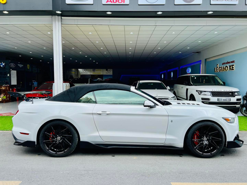Ford Mustang Convertible đời 2015 lúc đóng mui lại Ford Mustang Convertible đời 2015 lúc đóng mui lại