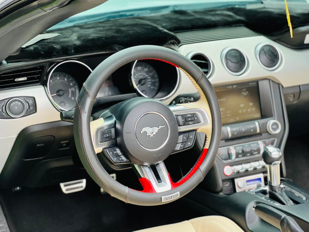 Vô lăng xe Ford Mustang Convertible Vô lăng xe Ford Mustang Convertible