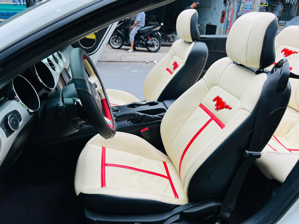 Nội thất xe Ford Mustang Convertible đời 2015 đang rao bán 1,85 tỷ đồng Nội thất xe Ford Mustang Convertible đời 2015 đang rao bán 1,85 tỷ đồng
