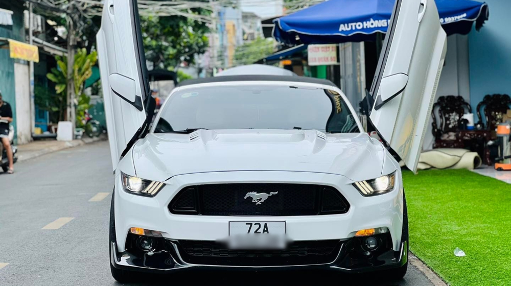 Thiết kế đầu xe của Ford Mustang Convertible đời 2015 độ cửa cắt kéo Thiết kế đầu xe của Ford Mustang Convertible đời 2015 độ cửa cắt kéo