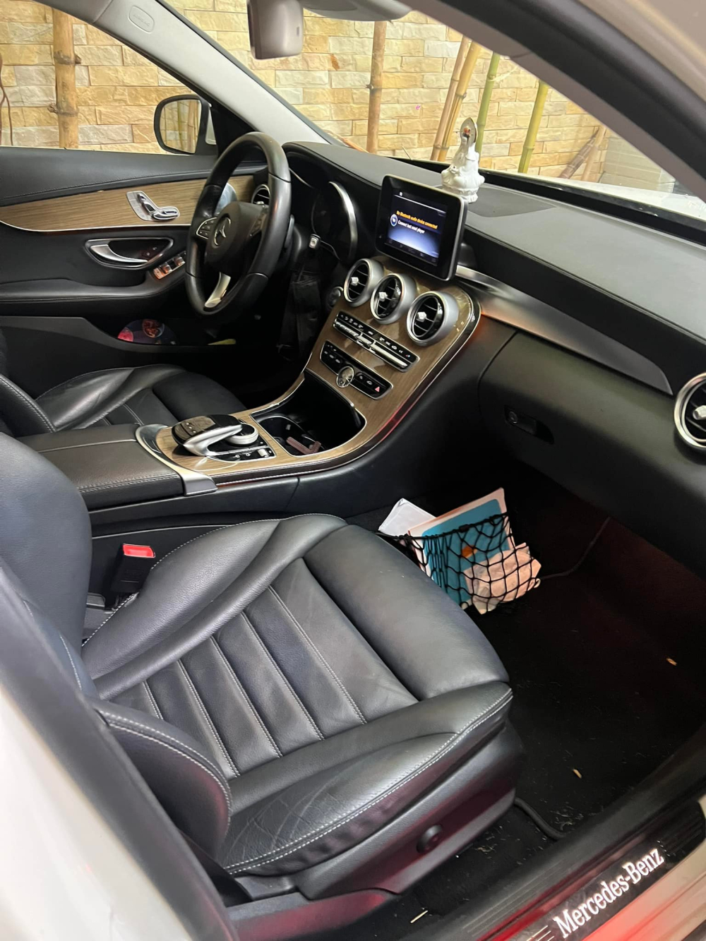 Nội thất xe Mercedes-Benz C250 Exclusive từng của nghệ sĩ hài Mười Khó