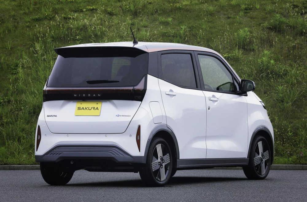 Nissan Sakura nhìn từ đằng sau