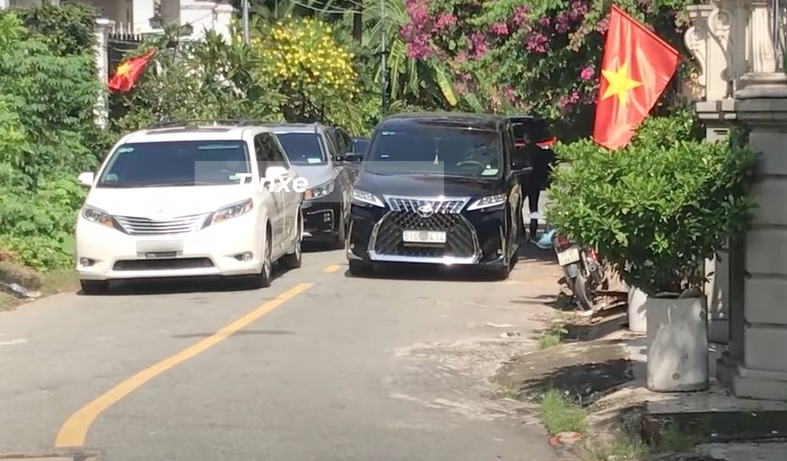 MPV hạng sang Lexus LM 350 của kh&aacute;ch v&agrave; MPV Toyota Sienna hay đưa đ&oacute;n Minh Hằng
