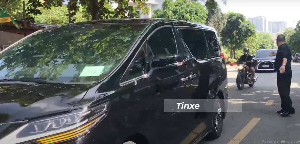 Kh&aacute;ch h&agrave;ng chọn mua xe Lexus LM 350 4 chỗ c&ograve;n phải bỏ ra th&ecirc;m 1,4 tỷ đồng