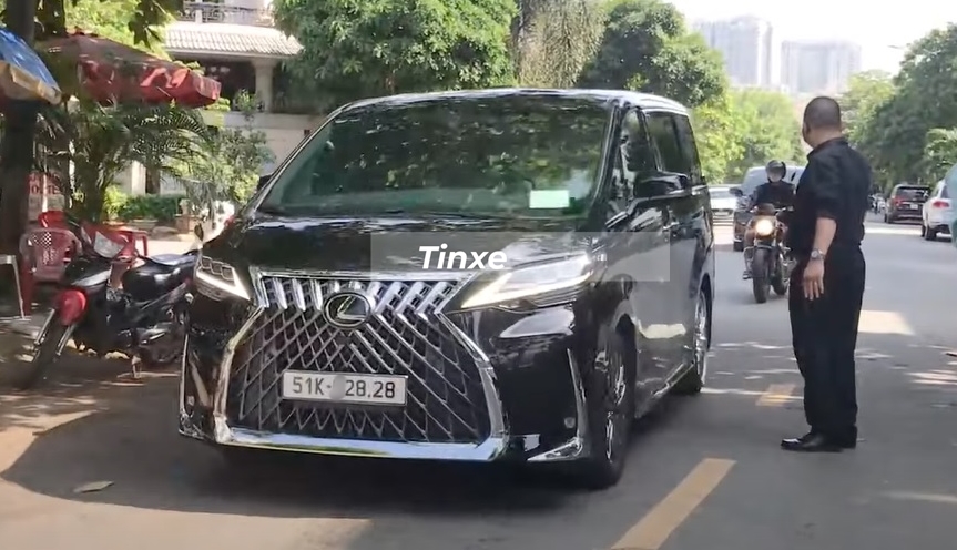 Cặp đ&ocirc;i MPV hạng sang Toyota Alphard biển đẹp xuất hiện trong lễ vu quy của nữ diễn vi&ecirc;n Minh Hằng