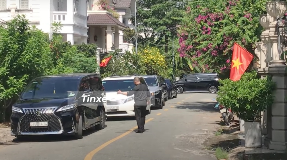 Chiếc xe MPV hạng sang Lexus LM đỗ h&agrave;ng đầu ti&ecirc;n v&agrave; theo sau l&agrave; Toyota Sienna, Kia Sedona c&ugrave;ng VinFast LUX A2.0