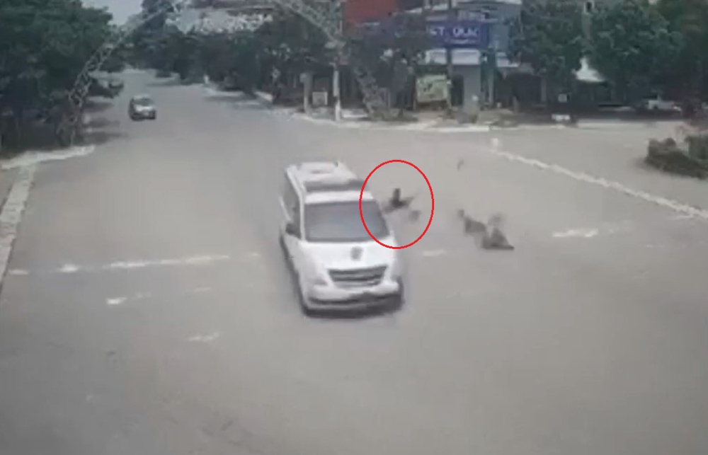 Người đi xe m&aacute;y bị hất văng xuống đường v&agrave; tử vong