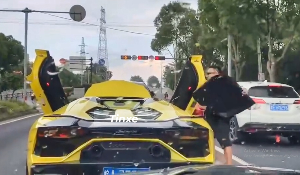 Video quay khoảnh khắc 2 thiếu gia Trung Quốc dầm mưa để lắp mui cho Lamborghini mui trần