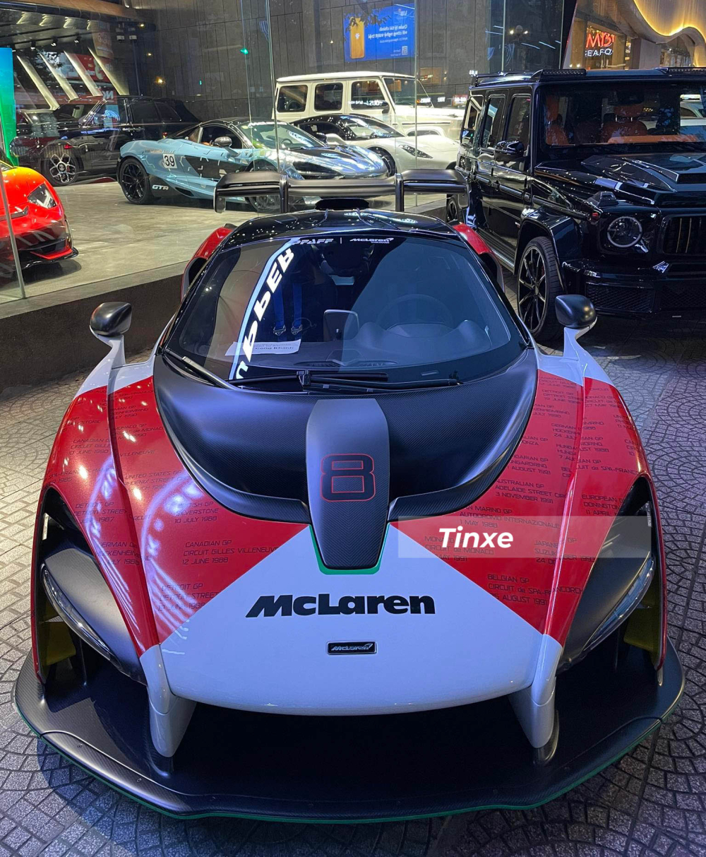 Sau đó, chiếc siêu xe triệu đô McLaren Senna được đơn vị nhập xe về nước lái một vòng qua các con đường trung tâm Sài thành trước khi dừng chân tại phố đi bộ Nguyễn Huệ chụp ảnh và nhanh chóng quay về đỗ trên vỉa hè trước showroom siêu xe trăm tỷ đồng.