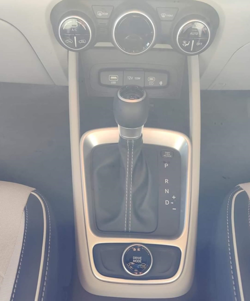 Núm xoay chọn chế độ lái của Hyundai Venue 2022 nằm ngay dưới cần số Núm xoay chọn chế độ lái của Hyundai Venue 2022 nằm ngay dưới cần số