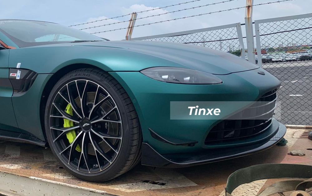 Aston Martin Vantage F1 Edition độc nhất Việt Nam có màu xanh Racing và sọc màu xám mờ Solid Matte Dark Grey Aston Martin Vantage F1 Edition độc nhất Việt Nam có màu xanh Racing và sọc màu xám mờ Solid Matte Dark Grey