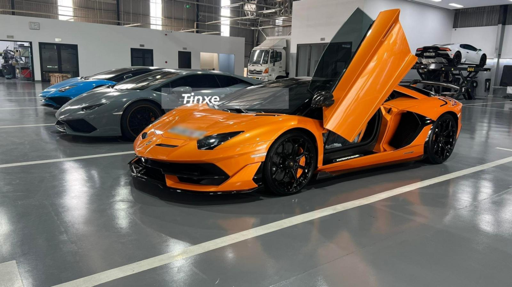  Chiếc siêu xe mui trần Lamborghini Aventador SVJ Roadster này được mang về nước vào cuối năm ngoái nhưng mãi đến tháng 6 năm 2022 mới hoàn thành các thủ tục đăng ký biển số. Khác với chiếc đầu tiên mang màu vàng nhám, siêu bò mui trần này sở hữu màu Arancio Atlas rất nổi bật.