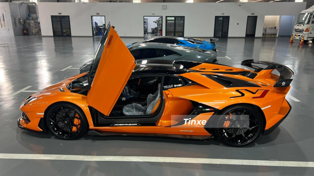 Đây là 1 trong 800 siêu xe Lamborghini Aventador SVJ Roadster được sản xuất trên toàn thế giới. Giá lăn bánh xe Lamborghini Aventador SVJ Roadster màu cam tại Việt Nam ước tính không quá 31 tỷ đồng. 