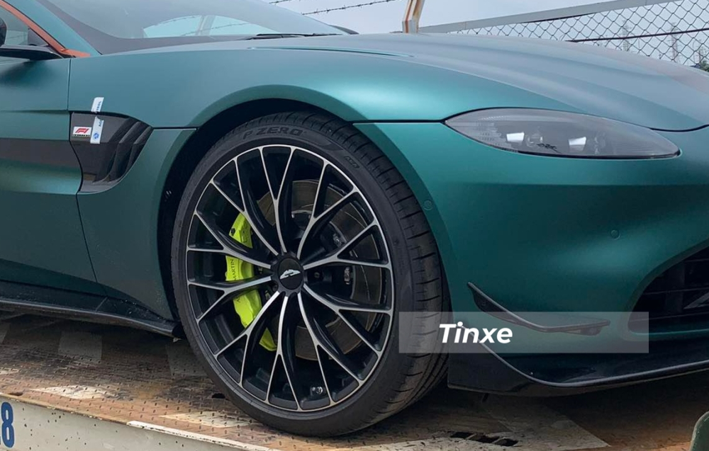 Aston Martin Vantage F1 Edition sở hữu mâm 21 inch, đa chấu kép, phanh gốm và kẹp phanh màu xanh lá Aston Martin Vantage F1 Edition sở hữu mâm 21 inch, đa chấu kép, phanh gốm và kẹp phanh màu xanh lá