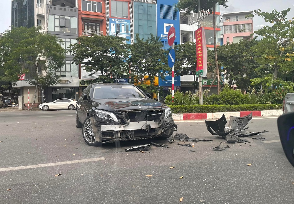 Va chạm với taxi, ô tô hạng sang Mercedes-Benz S-Class vỡ nát đầu xe