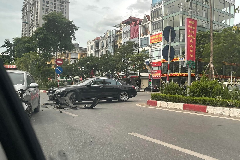 Chiếc taxi cũng bị hư hỏng đầu xe