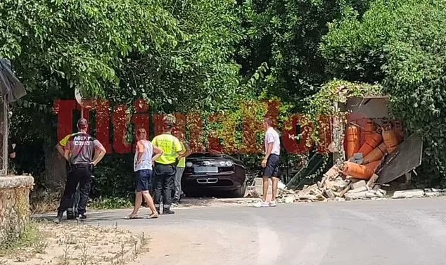 Hiện trường vụ tai nạn khiến siêu xe Bugatti Veyron Grand Sport Vitesse của Ronaldo bị hư hỏng Hiện trường vụ tai nạn khiến siêu xe Bugatti Veyron Grand Sport Vitesse của Ronaldo bị hư hỏng