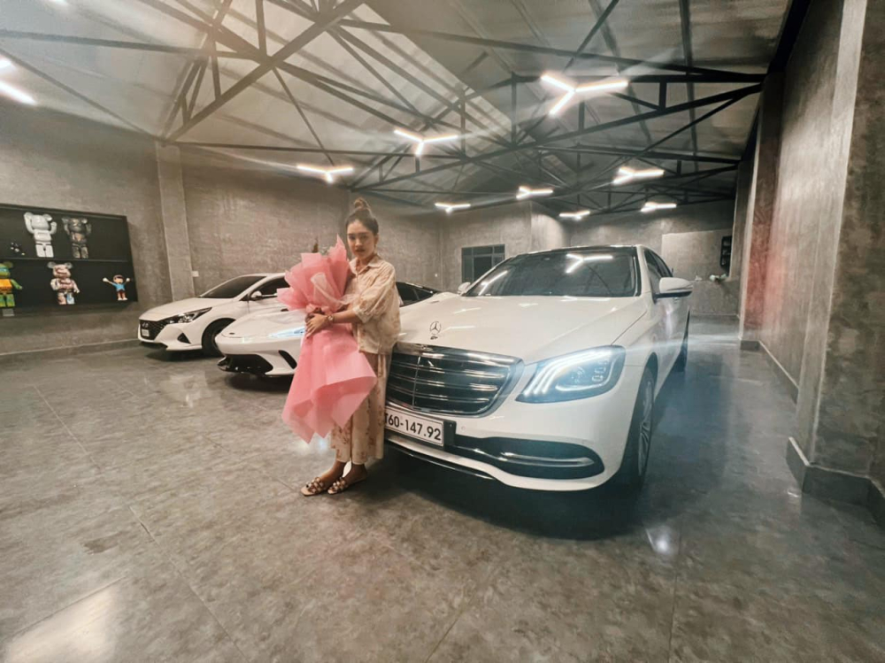 Cô gái 9X ở Cần Thơ nhận bàn giao bộ 3 Hyundai Accent, McLaren GT và Mercedes-Benz S450L Luxury Cô gái 9X ở Cần Thơ nhận bàn giao bộ 3 Hyundai Accent, McLaren GT và Mercedes-Benz S450L Luxury