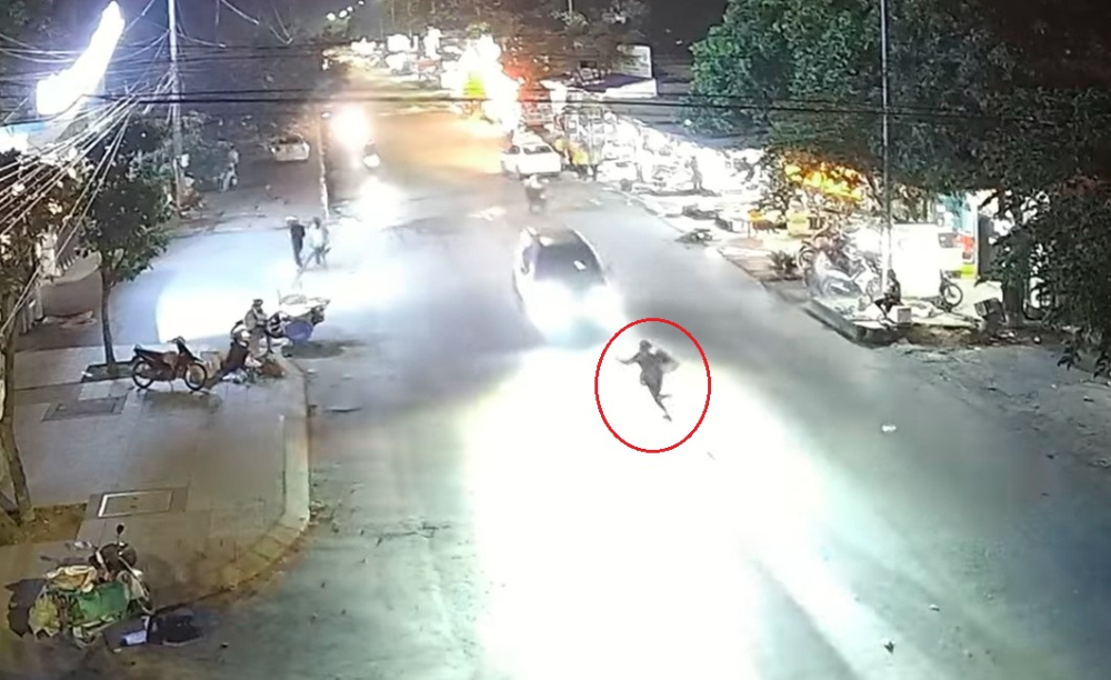 Khi vụ tai nạn xảy ra, chiếc Toyota Fortuner đang lưu thông với tốc độ khá cao và bật đèn chiếu xa Khi vụ tai nạn xảy ra, chiếc Toyota Fortuner đang lưu thông với tốc độ khá cao và bật đèn chiếu xa