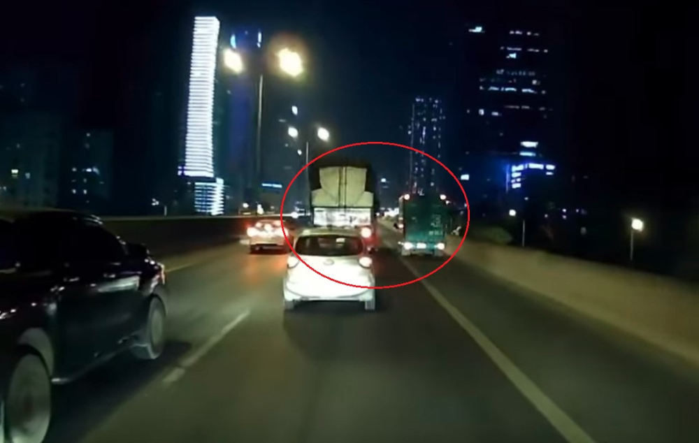 Chiếc xe tải lớn chuyển làn, va chạm với xe tải nhỏ đang chạy trên làn khẩn cấp
