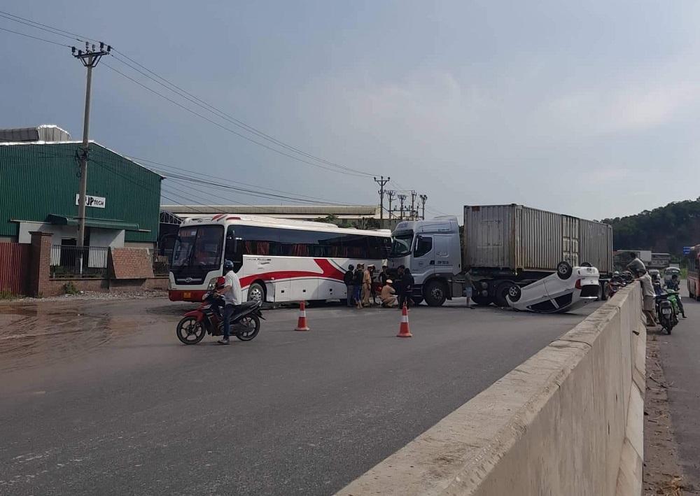 Làn đường đối diện đã làm xong và thông xe nhưng tài xế điều khiển chiếc Kia Morning lại đi ngược chiều Làn đường đối diện đã làm xong và thông xe nhưng tài xế điều khiển chiếc Kia Morning lại đi ngược chiều