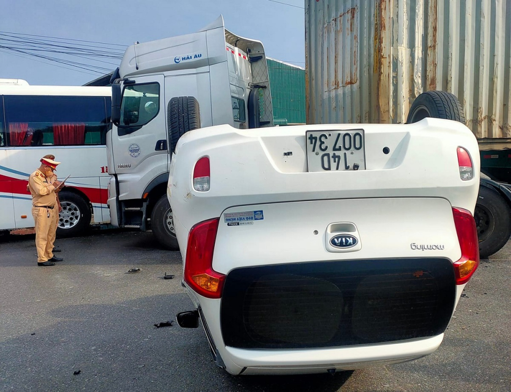2 người ngồi trên chiếc Kia Morning bị thương sau vụ tai nạn 2 người ngồi trên chiếc Kia Morning bị thương sau vụ tai nạn