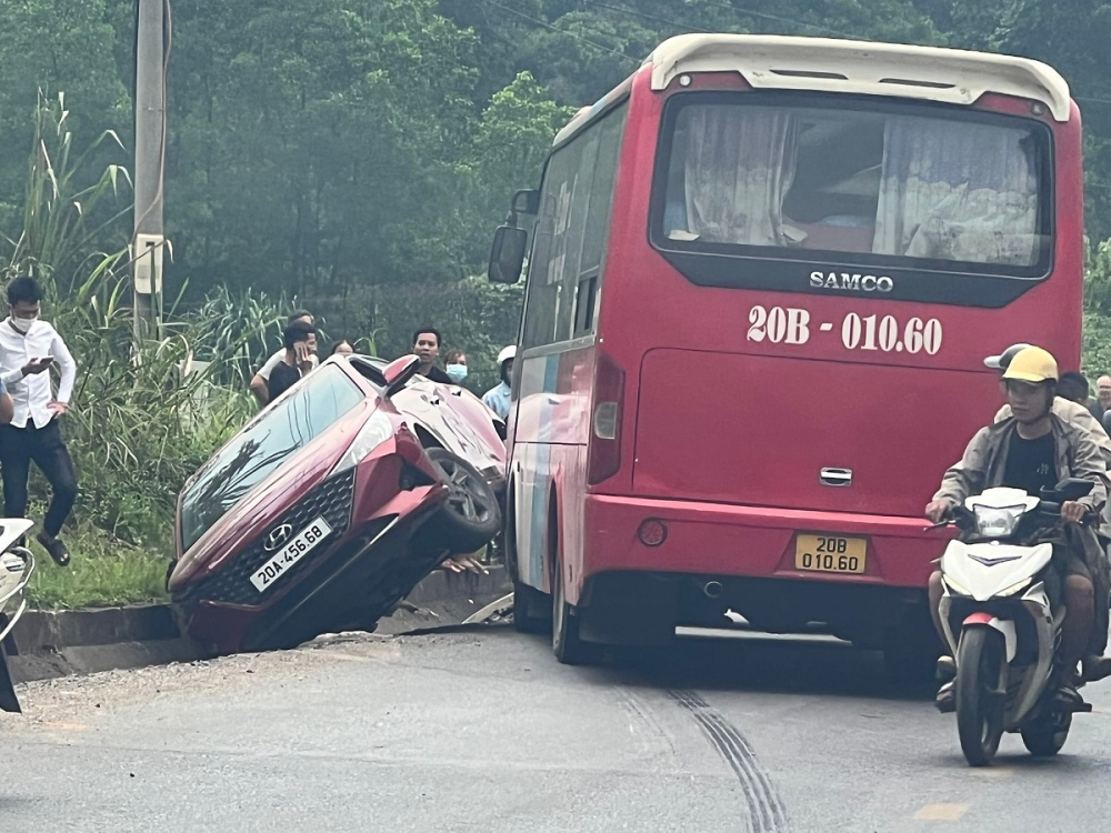 Cả 3 chiếc xe đều bị hư hỏng sau vụ tai nạn Cả 3 chiếc xe đều bị hư hỏng sau vụ tai nạn