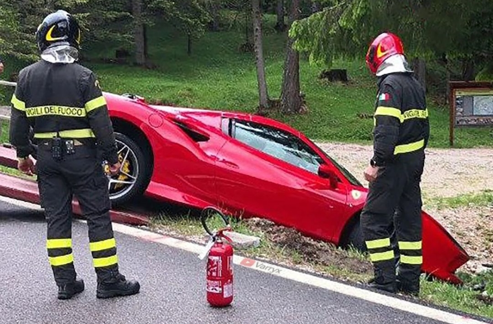 Chiếc xe Ferrari F8 Spider hư hỏng nặng sau tai nạn Chiếc xe Ferrari F8 Spider hư hỏng nặng sau tai nạn